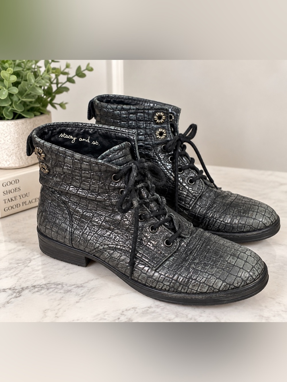 👢 Finalny listing na Poshmark
Title:
Stacy & Co Black Embossed Leather Ankle Bo